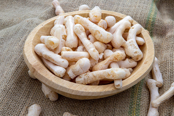 Bacia com biscoito de polvilho, alimento feito de amido.