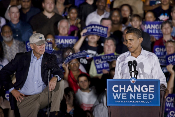  Joe Biden ao lado de Barack Obama, que discursa na campanha presidencial de 2008.