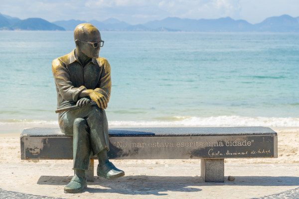 Estátua de Carlos Drummond de Andrade, um escritor mineiro cuja literatura faz parte da cultura do Sudeste.