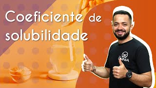 Escrito"Coeficiente de solubilidade" sobre imagem de uma pessoa colocando soluto em solvente ao lado do professor de química.