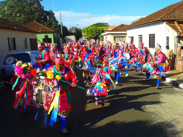 Grupo de cortejo em Congado (Congada, Congo, Reinado ou Festa do Rosário), uma das festas que fazem parte da cultura do Sudeste.
