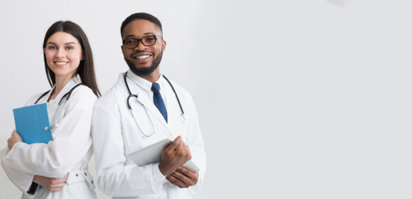 Médicos sorrindo.