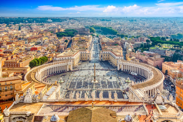 Praça de São Pedro, no Vaticano, um dos 20 menores países do mundo.