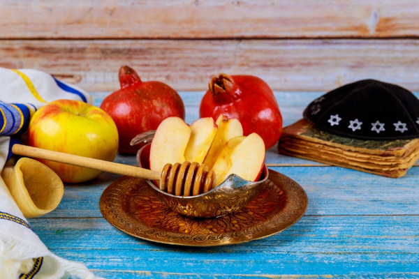 Romãs, mel e maçãs são alimentos presentes em diversas cerimônias judaicas, inclusive no banquete do Yom Kipur.