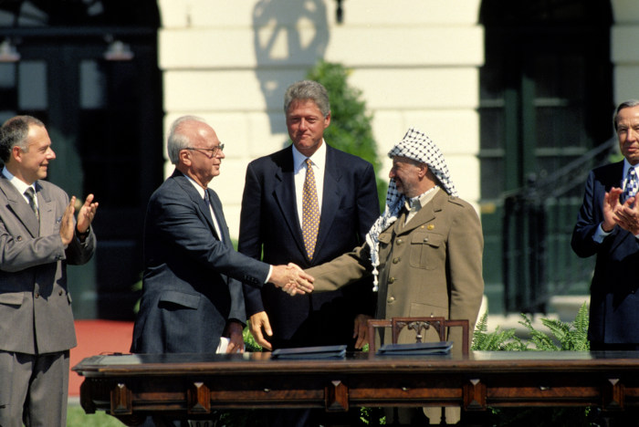Aperto de mão entre o representante de Israel e da Palestina no acordo de paz assinado em 1993, ligado à Questão Palestina.