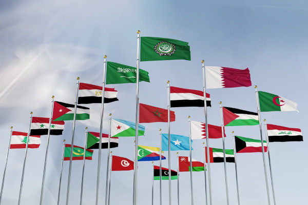 Bandeiras dos países que integram a Liga Árabe.