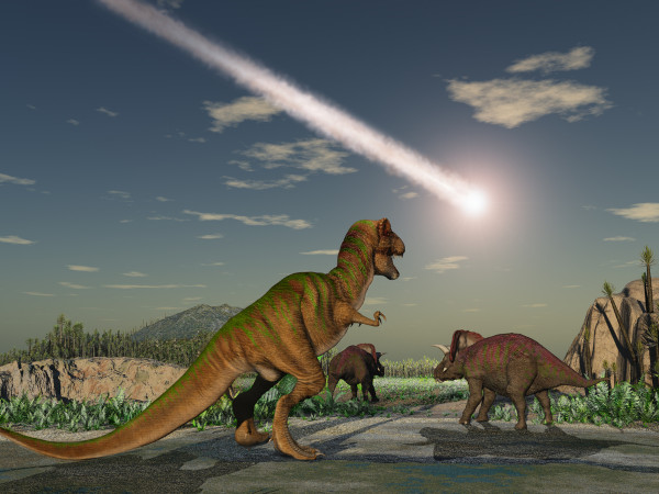Ilustração do asteroide que extinguiu os dinossauros atingindo a Terra, no Cretáceo, um dos períodos da Era Mesozoica.