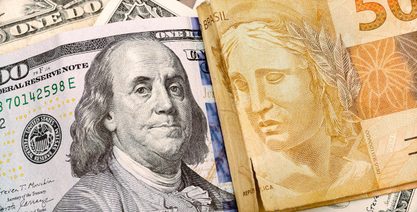 Cédulas do dólar e do real em alusão à dívida externa do Brasil.