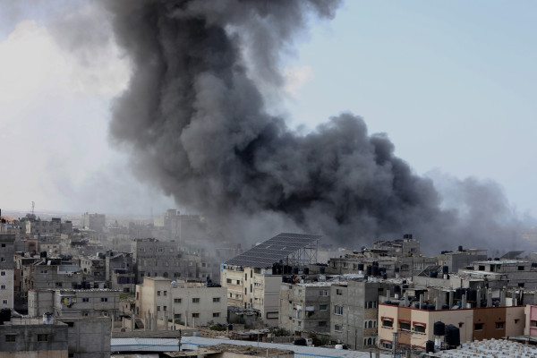 Fumaça saindo de prédios na Faixa de Gaza após bombardeio.
