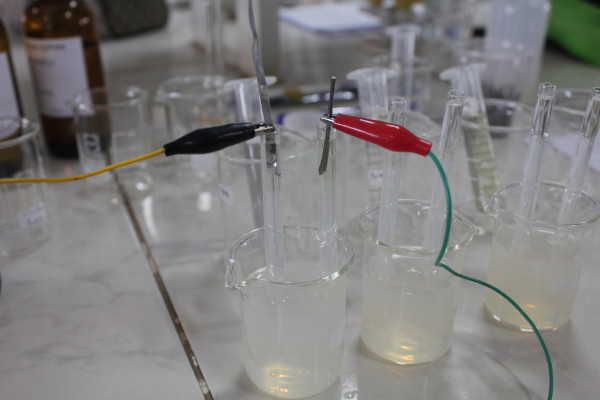 Pilha feita em laboratório de Química, em alusão à eletroquímica.