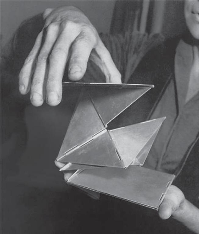 “Bicho de bolso”, objeto escultórico produzido por Lygia Clark, em uma questão do Enem sobre neoconcretismo.
