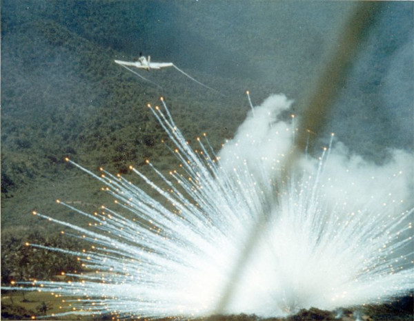 Bomba de fósforo branco sendo utilizada em 1966, durante a Guerra do Vietnã.
