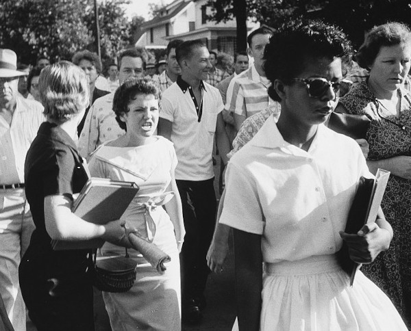 Elizabeth Eckford sendo hostilizada por estudante branca.