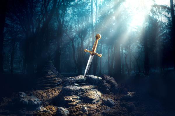 Excalibur encravada em pedra.