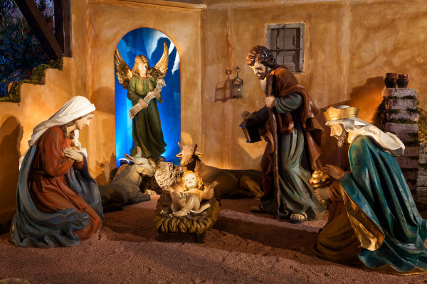 Figuras que fazem parte do Presépio, com o menino Jesus na manjedoura ao centro.