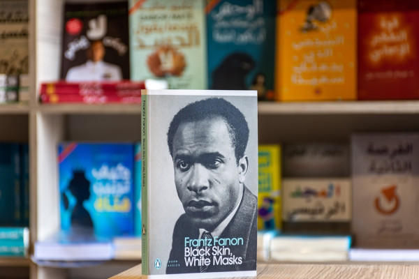 Capa de livro de Frantz Fanon.