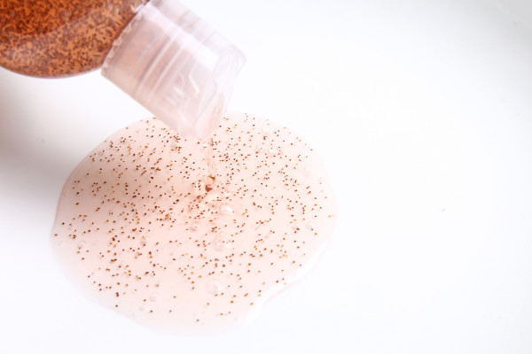 Shampoo com glitter, um exemplo de produto de beleza que pode ser fonte de microplásticos primários.
