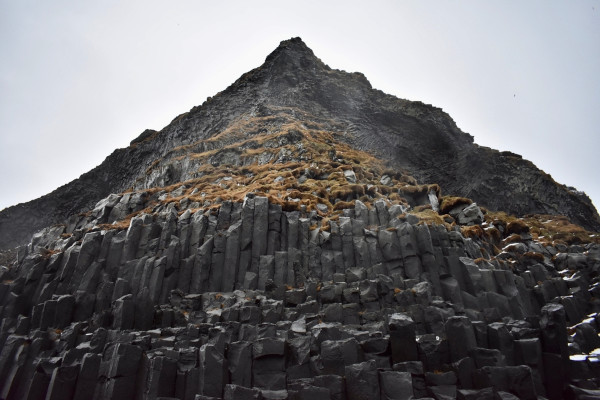 Paisagem composta por basalto, um tipo de rocha formada a partir do resfriamento do magma.