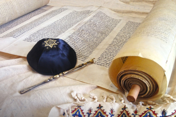 Quipá, peça do vestuário judeu, sobre as páginas do Torá, livro sagrado judeu, dois importantes símbolos do judaísmo.