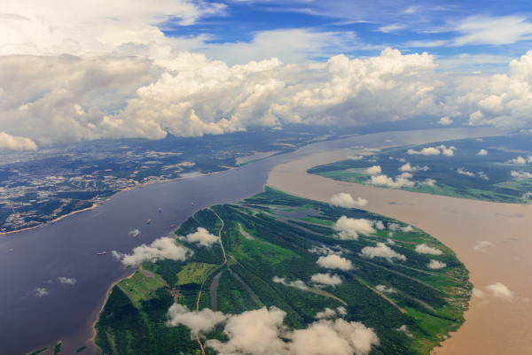 Vista aérea da confluência das águas dos rios Negro e Solimões formando o rio Amazonas, um dos principais rios do Brasil.