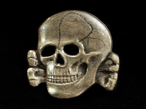 Totenkopf, símbolo nazista utilizado pela SS.