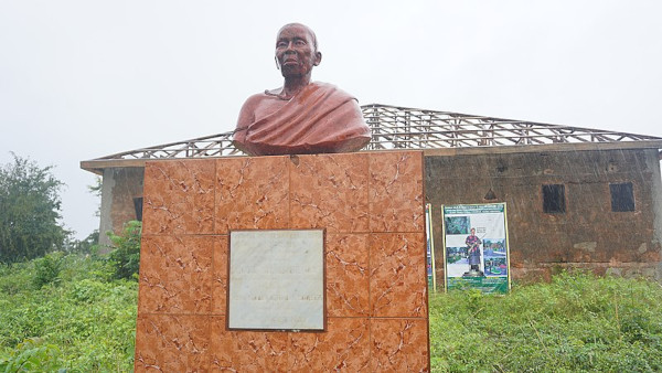 Estátua de Yaa Asantewa em Gana.