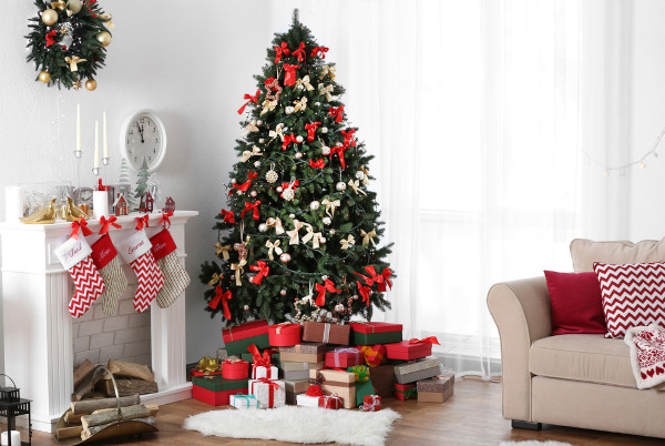 Árvore de Natal, símbolo do Natal que possui origem incerta, decorada e rodeada de presentes.