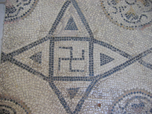 Suástica em um mosaico romano.