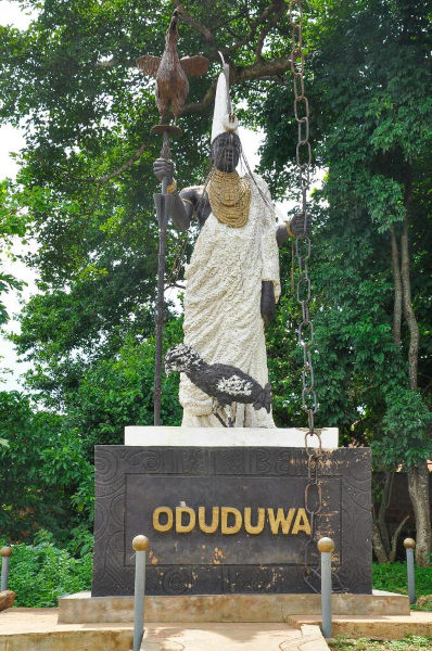 Monumento a Odudua que marca o ponto conhecido como seu lugar de descanso final.[2]