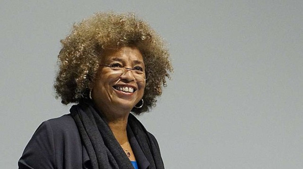 Fotografia da filósofa e ativista estadunidense Angela Davis, uma das mulheres negras inspiradoras.