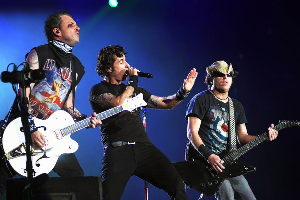 Capital Inicial, uma das principais bandas de rock do Brasil, durante um show.