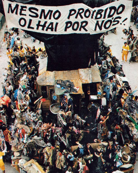 Carro alegórico da escola de samba Beija-Flor de Nilópolis em 1989, exemplo polêmico de uso de alegoria e de adereços.