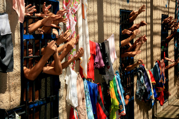 Celas lotadas de prisioneiros, origem do crime organizado no Brasil.