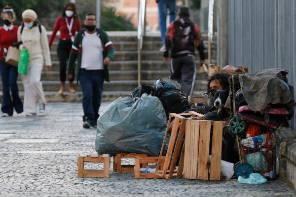 Homem em situação de rua, exemplo da desigualdade social no Brasil.