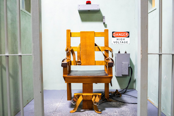 Cadeira elétrica, objeto no qual um condenado à pena de morte é amarrado para ser executado por meio de eletrocussão.