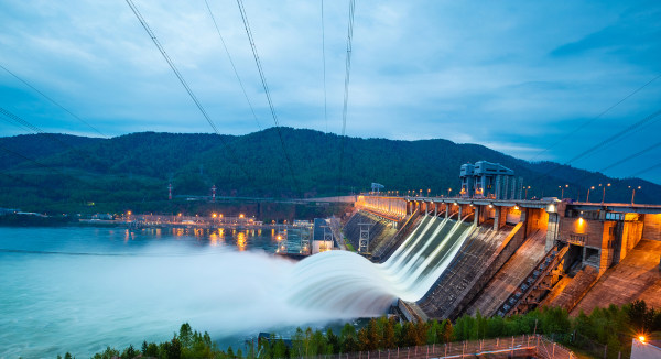 As usinas hidrelétricas funcionam com base em conceitos estudados no eletromagnetismo, como a lei de Faraday.