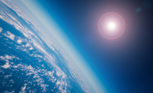 Raios solares sobre o planeta Terra em texto sobre a estratosfera.