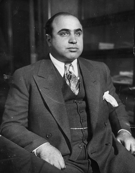 Fotografia de Al Capone, um mafioso estadunidense que comandou a máfia de Chicago na década de 1920.