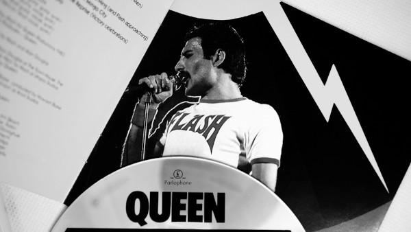 Álbum da banda Queen, com destaque para Fredy Mercury, um dos principais cantores do rock.