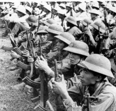 Soldados norte-vietnamitas durante a Guerra do Vietnã, um dos acontecimentos mais marcantes dos anos 70.