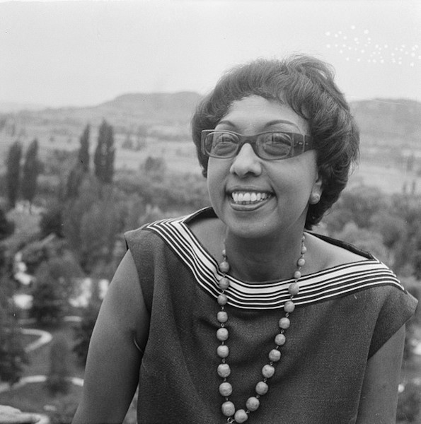 Fotografia da cantora, dançarina e atriz norte-americana Josephine Baker, uma das mulheres negras inspiradoras.
