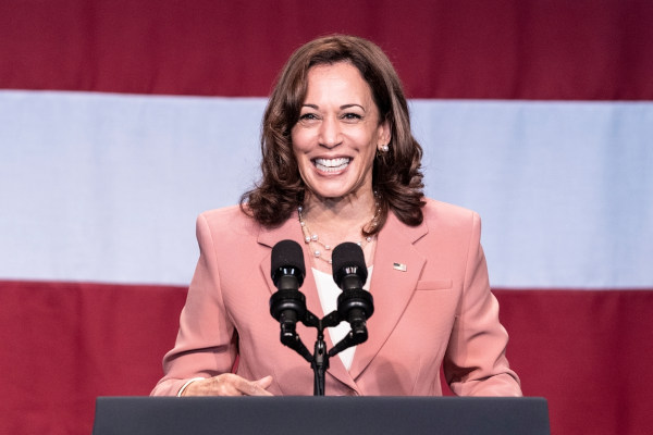 Fotografia da política estadunidense Kamala Harrus, uma das mulheres negras inspiradoras e a vice-presidente de Joe Biden.