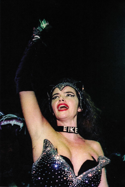 Luma Oliveira no Carnaval de 1998 como rainha de bateria da escola de samba Tradição.