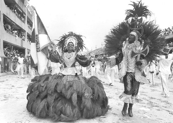 Casal de mestre-sala e porta-bandeira da escola de samba Acadêmicos do Salgueiro em desfile de 1989.
