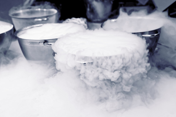 Recipientes de alumínio com nitrogênio líquido, geralmente utilizado como um fluido refrigerante.