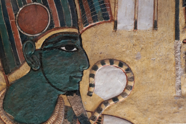 O deus egípcio Osíris era comumente representado na cor verde, em alusão aos mortos, segurando um cajado.