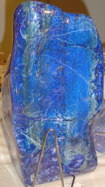 Bloco de pedra lápis-lazúli, um importante elemento da história da arte.