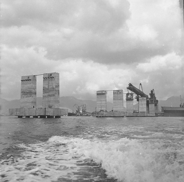 Construção da Ponte Rio-Niterói em 1971, umas das obras do chamado milagre econômico brasileiro.[1]
