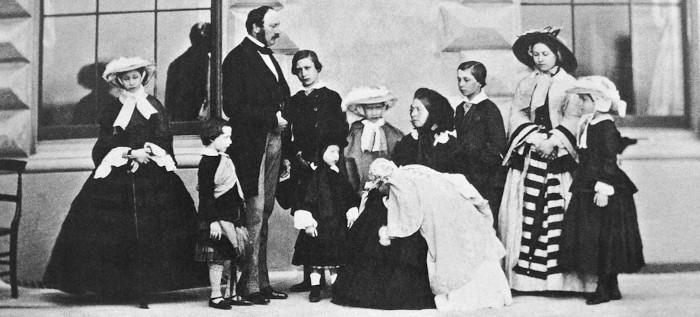 Rainha Vitória, príncipe Alberto e seus nove filhos. O menino maior, ao lado de Alberto, é Eduardo VII, sucessor da rainha.