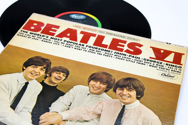 Foto de um álbum da banda The Beatles, a primeira banda de rock a atingir sucesso mundial.